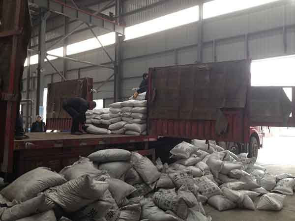 活性炭裝車(chē)現(xiàn)場(chǎng)