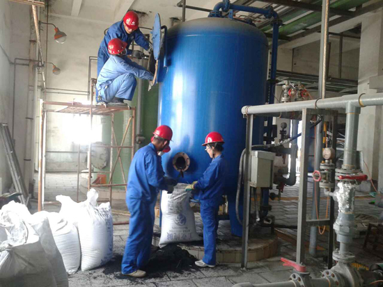 活性炭裝罐現(xiàn)場(chǎng)
